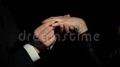 男人戴着订婚戒指戴在女人的手指上，<strong>求婚</strong>，<strong>求婚</strong>，恋爱